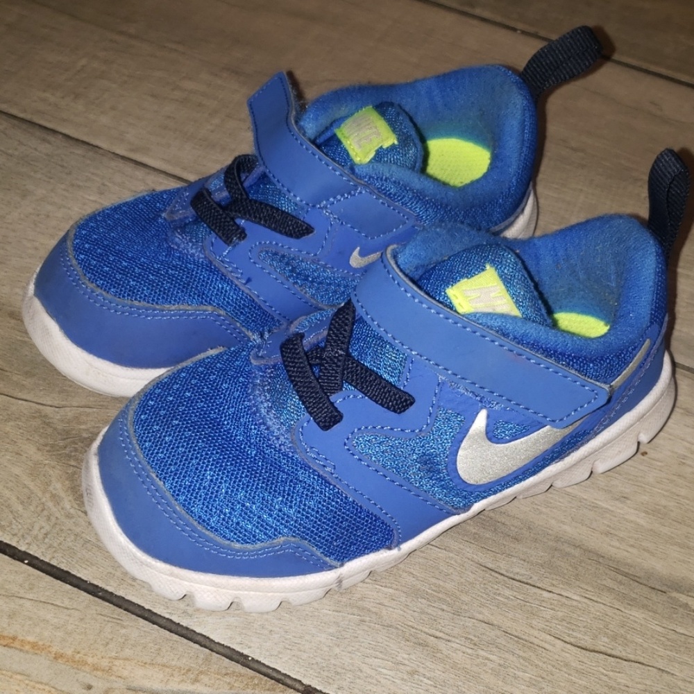 Little boys Nikes sz8